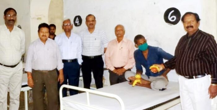 जेल पर्यवेक्षक ने मरीजों का जाना हाल, बांटे फल जेल पर्यवेक्षक ने मरीजों का जाना हाल, बांटे फल
