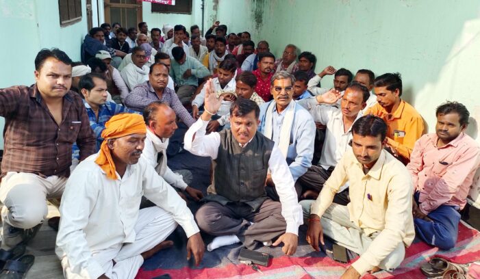 अवर अभियंता के खिलाफ संविदा कर्मियों का धरना शुरू