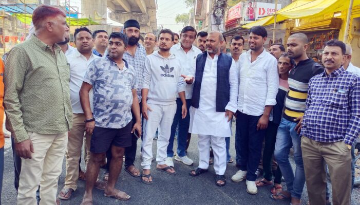 चेयरमैन प्रतिनिधि ने हरिहरगंज निर्माणाधीन सड़क का किया निरीक्षण चेयरमैन प्रतिनिधि ने हरिहरगंज निर्माणाधीन सड़क का किया निरीक्षण