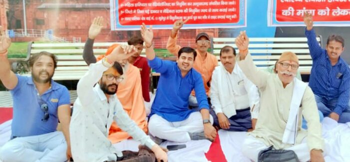 जिला अस्पताल की अव्यवस्थाओं के खिलाफ दिया धरना जिला अस्पताल की अव्यवस्थाओं के खिलाफ दिया धरना
