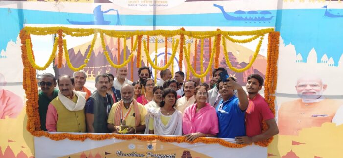 काशी तमिल संगमम टीम के सदस्यों के प्रयागराज आगमन पर उनका भव्य रूप से किया गया स्वागत
