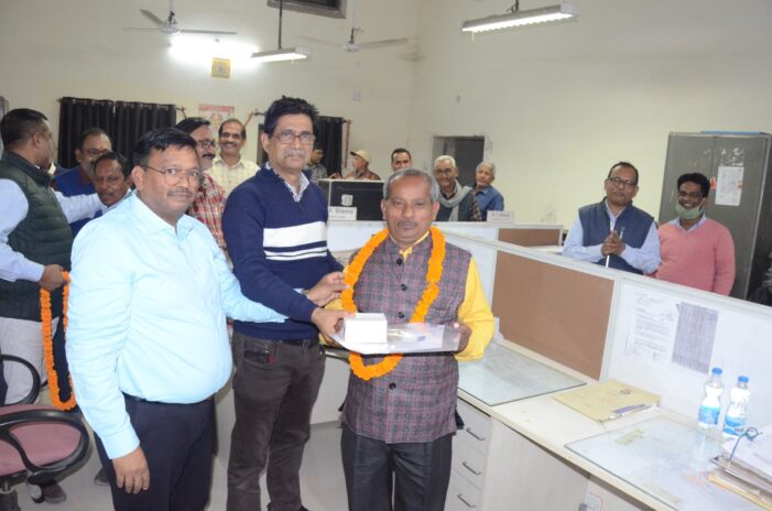 सेवानिवृत्त होने वाले रेल 17 कर्मचारियों को उनके समापक धनराशि कुल (रु 4,58,78,466) का किया गया भुगतान