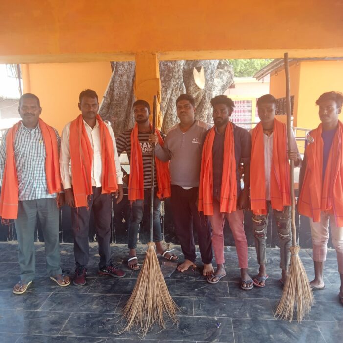 सोना महल के गुड्डू जौहरी नें सफाई कर्मियों को अंग वस्त्रम् देकर किया सम्मानित