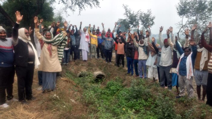 नाला पाटने का ग्रामीणों का विरोध प्रर्दशन नाला पाटने का ग्रामीणों का विरोध प्रर्दशन