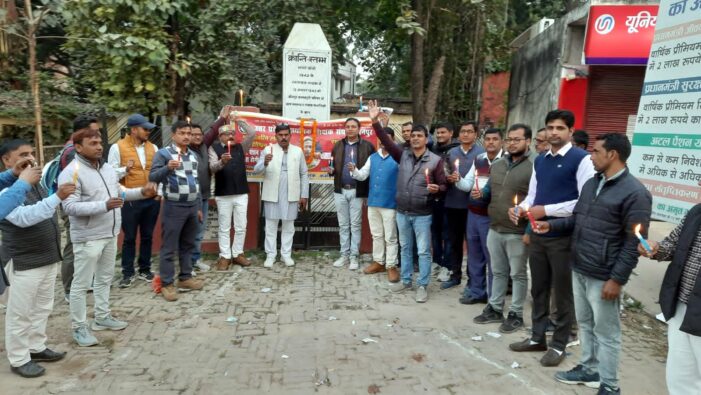 शहादत दिवस पर षिक्षकों ने निकाला कैडल मार्च शहादत दिवस पर षिक्षकों ने निकाला कैडल मार्च
