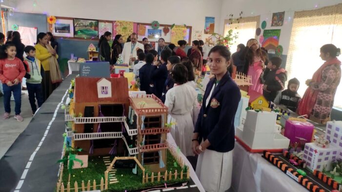 प्रदर्शनी में छात्रों ने परियोजना प्रस्तुत किया प्रदर्शनी में छात्रों ने परियोजना प्रस्तुत किया