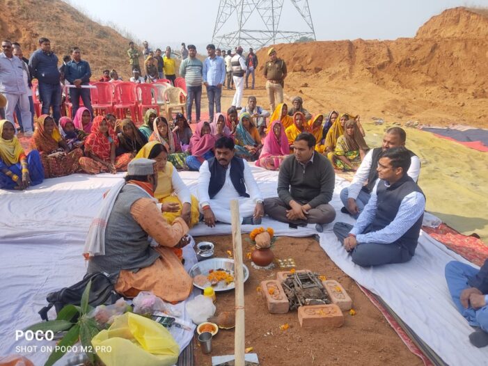 मुख्यमंत्री आवास योजना हेतु मंत्री संजीव गौंड़ डीएम व सीडीओ ने भूमि पूजन कर, आवास योजना का किया शुभारंभ मुख्यमंत्री आवास योजना हेतु मंत्री संजीव गौंड़ डीएम व सीडीओ ने भूमि पूजन कर, आवास योजना का किया शुभारंभ