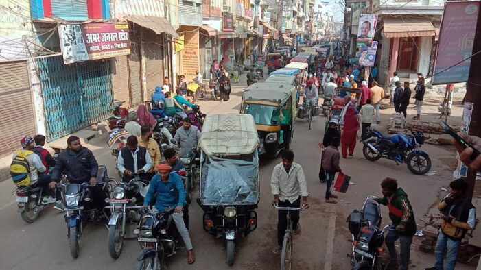 व्यापारियों ने दुकानें बन्द कर विरोध दर्ज कराया व्यापारियों ने दुकानें बन्द कर विरोध दर्ज कराया