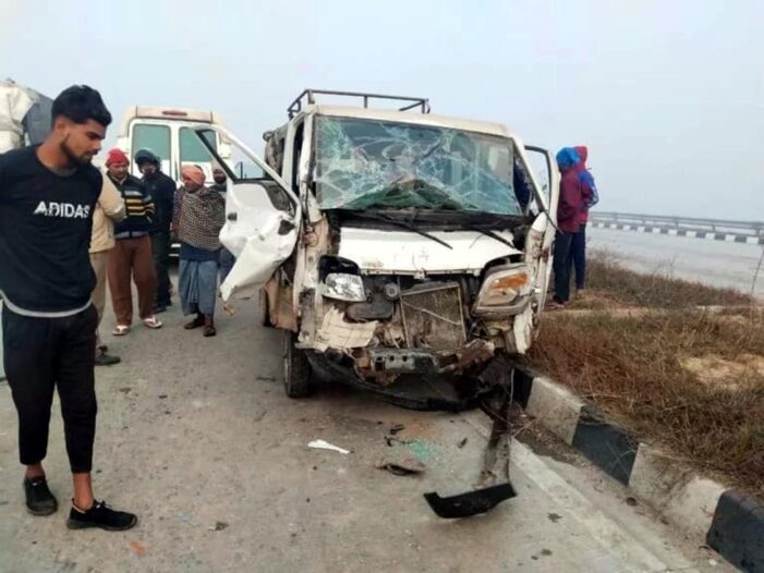 सड़क हादसे में आधा दर्जन लोग घायल सड़क हादसे में आधा दर्जन लोग घायल