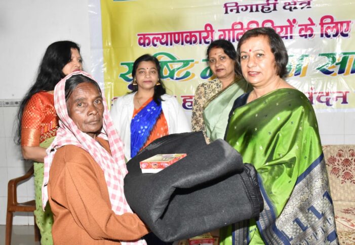 सृष्टि महिला समिति ने जरूरतमंदों को बांटे कम्बल सृष्टि महिला समिति ने जरूरतमंदों को बांटे कम्बल