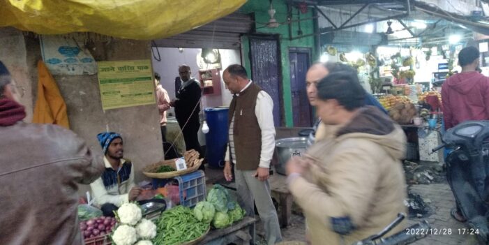 सिंगल यूज प्लास्टिक प्रतिबंध के लिए नपा की छापेमारी तीसरे दिन भी रही जारी सिंगल यूज प्लास्टिक प्रतिबंध के लिए नपा की छापेमारी तीसरे दिन भी रही जारी