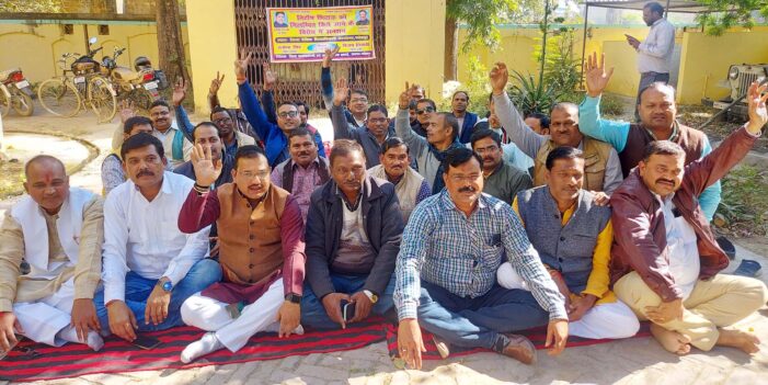 प्रधानाचार्य के निलंबन पर शिक्षक संघ ने दिया सांकेतिक धरना प्रधानाचार्य के निलंबन पर शिक्षक संघ ने दिया सांकेतिक धरना