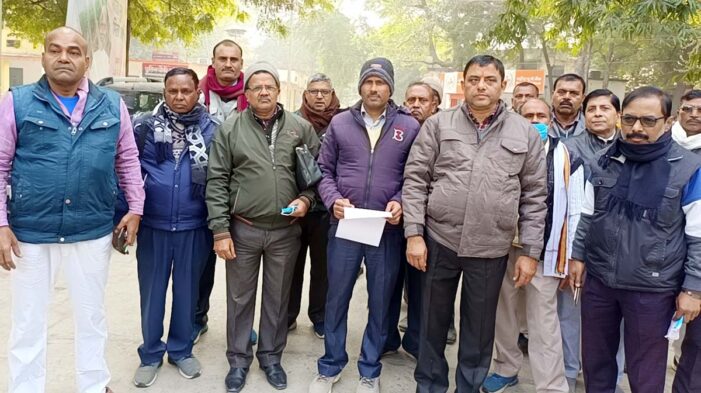 धान क्रय केंद्र प्रभारियों ने उत्पीड़न के खिलाफ सौंपा ज्ञापन धान क्रय केंद्र प्रभारियों ने उत्पीड़न के खिलाफ सौंपा ज्ञापन