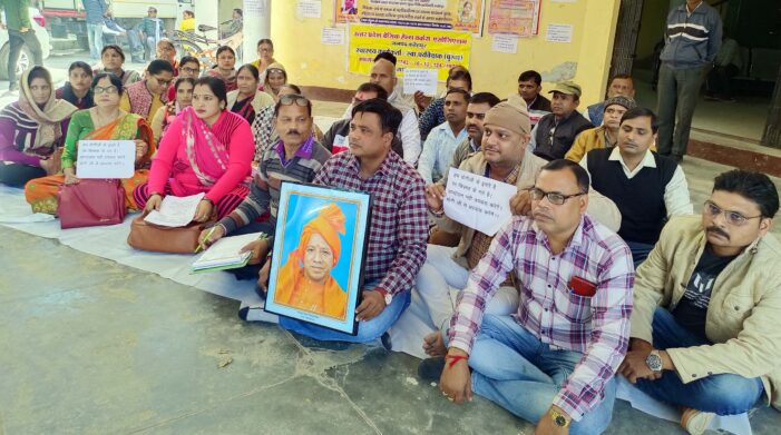 हेल्थ वर्करों ने मांगों को लेकर रखा उपवास हेल्थ वर्करों ने मांगों को लेकर रखा उपवास
