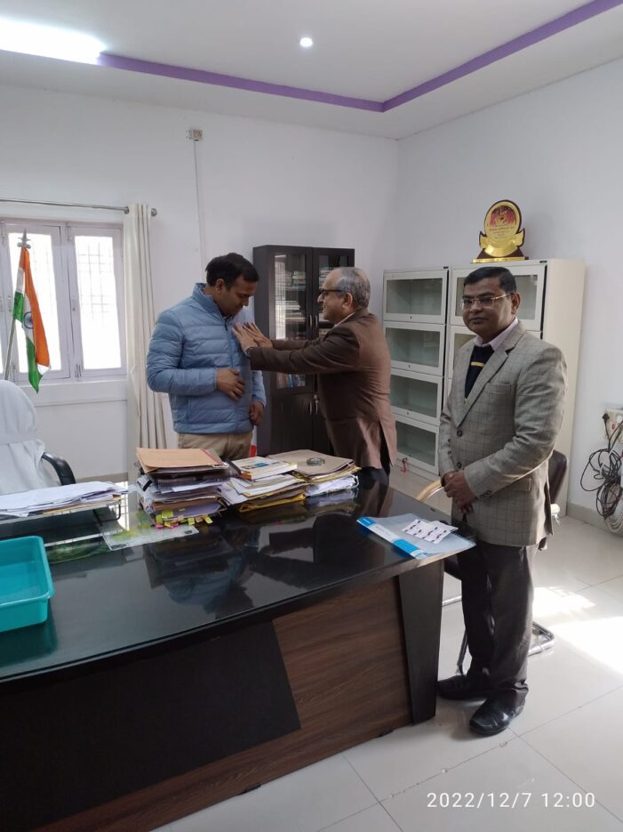 जिलाधिकारी चन्द्र विजय सिंह को प्रतिकात्मक झण्डा स्टीकर लगाकर किया शुभारंभ