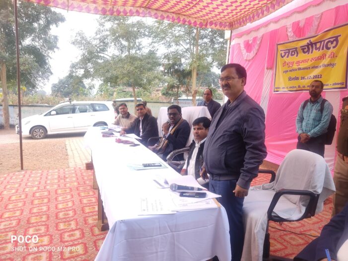 मण्डलायुक्त ने रनटोला के पंचायत भवन में जन चैपाल लगाकर ग्रामीणों की सुनी समस्याएं मण्डलायुक्त ने रनटोला के पंचायत भवन में जन चैपाल लगाकर ग्रामीणों की सुनी समस्याएं