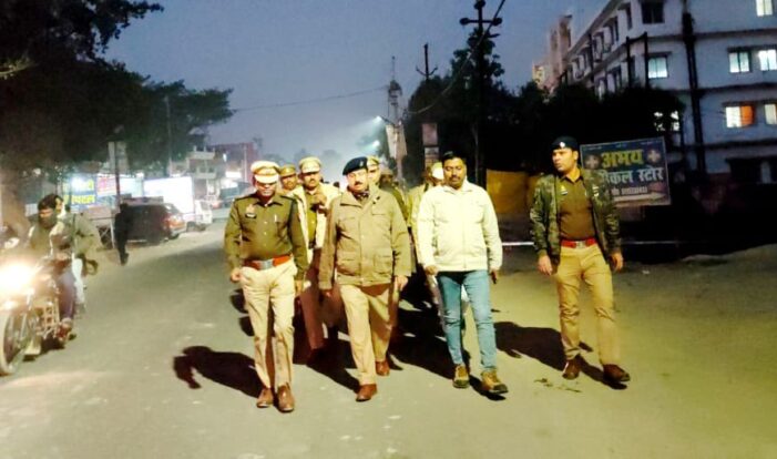 डीएम एसपी ने किया पैदल गस्त