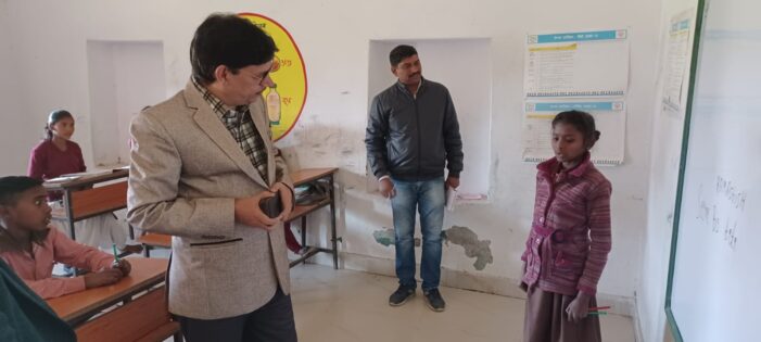 छात्रों की उपस्थिति दर्ज होने के बाद सीडीओ के निरीक्षण में छात्र मिलेगायब