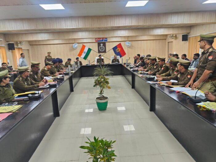 घटनाओं की सूचना विलंब से देने पर पिपरी और मंझनपुर कोतवाल को लगी फटकार