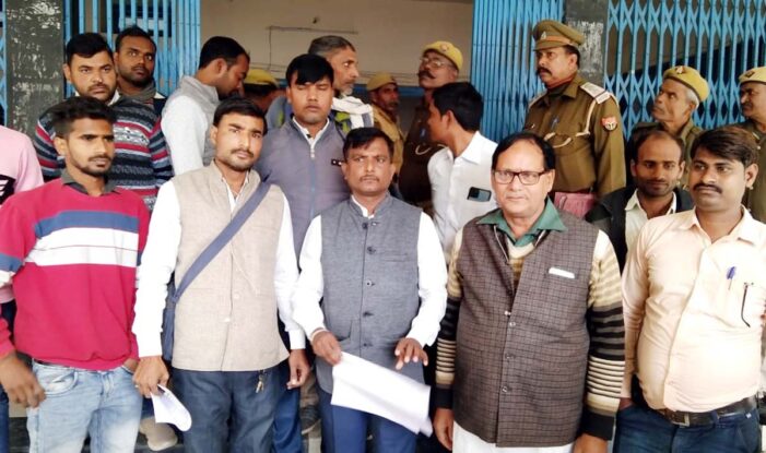 अनुबंधित कंपनी पर मीडर रीडरों ने गबन का लगाया आरोप अनुबंधित कंपनी पर मीडर रीडरों ने गबन का लगाया आरोप