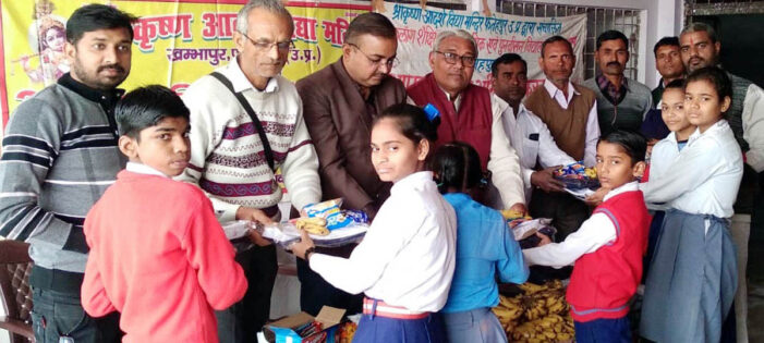 यूनीफार्म व सामग्री पाकर खिल उठे दिव्यांग बच्चे यूनीफार्म व सामग्री पाकर खिल उठे दिव्यांग बच्चे