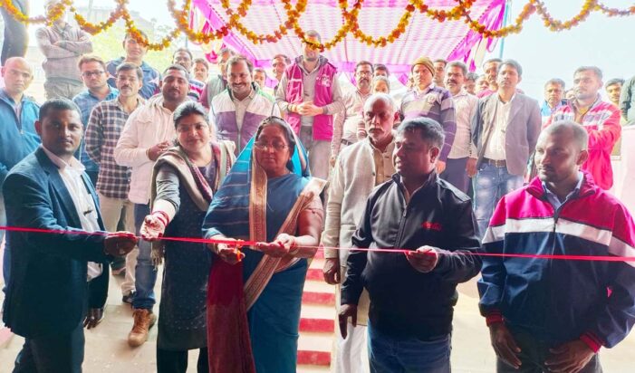 चैहान ट्रेडर्स का समाजसेविका ने किया उद्घाटन चैहान ट्रेडर्स का समाजसेविका ने किया उद्घाटन