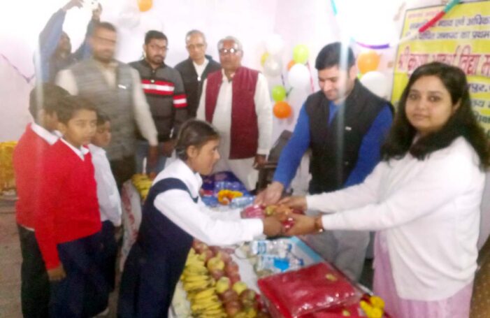 विश्व मानसिक मंदता दिवस में दिव्यांग बच्चों को बांटे स्वेटर व उपहार