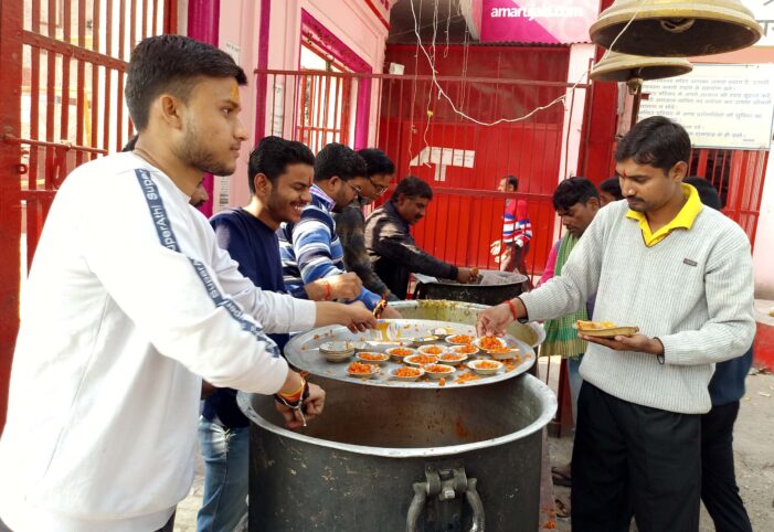 भंडारा में भक्तों की उमड़ी भीड़ भंडारा में भक्तों की उमड़ी भीड़