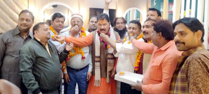 जीएसटी छापेमारी रोके जाने पर मनाया जश्न जीएसटी छापेमारी रोके जाने पर मनाया जश्न