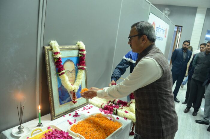 डीआरएम की अध्यक्षता में भारत रत्न बाबा साहब डॉक्टर भीमराव अंबेडकर जी का 67 वाँ महापरिनिर्वाण दिवस मनाया गया