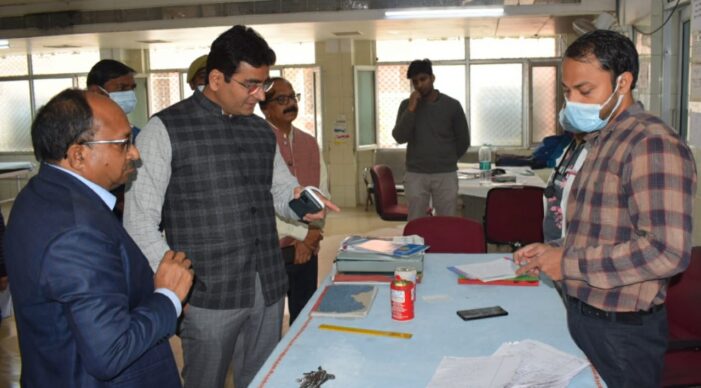 जिलाधिकारी ने स्वरूपरानी अस्पताल का किया निरीक्षण जिलाधिकारी ने स्वरूपरानी अस्पताल का किया निरीक्षण