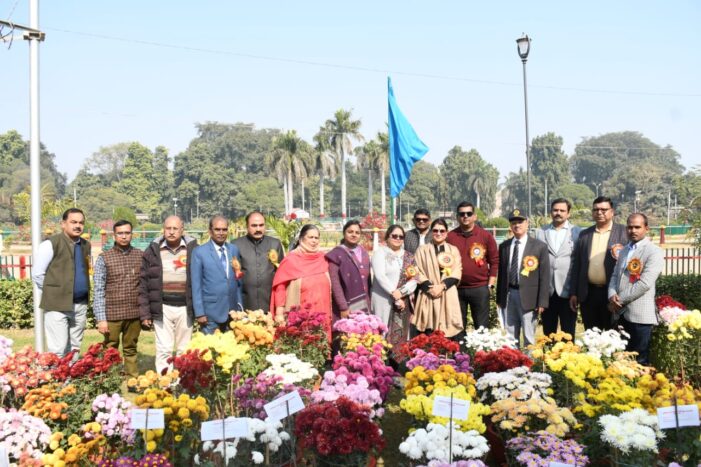 दो दिवसीय कोलियस एवं गुलदाउदी प्रदर्शनी का हुआ उद्घाटन दो दिवसीय कोलियस एवं गुलदाउदी प्रदर्शनी का हुआ उद्घाटन