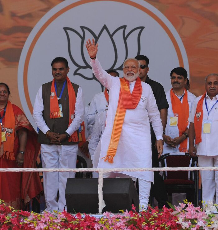 मोदी के गृह राज्य गुजरात में भाजपा जीत की ओर