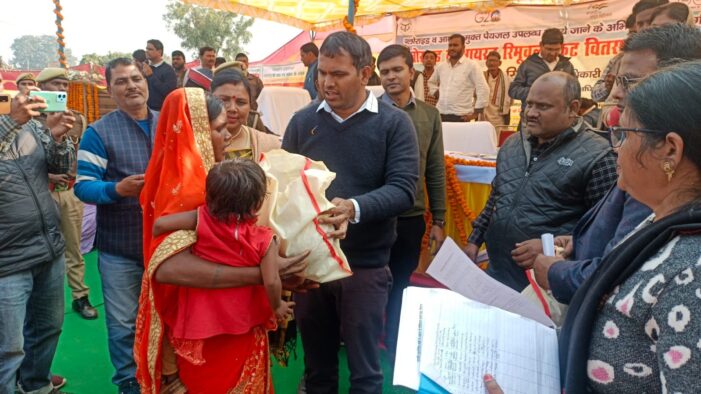 फ्लोराइड व आयरन रिमूवल किट वितरण कार्यक्रम का जिलाधिकारी ने किया शुभारंभ फ्लोराइड व आयरन रिमूवल किट वितरण कार्यक्रम का जिलाधिकारी ने किया शुभारंभ