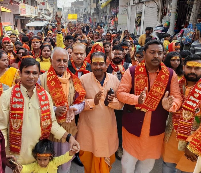 धूमधाम से नगर में निकला प्रभात फेरी कलश यात्रा