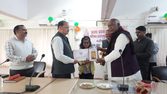 मेधावी छात्र-छात्राओं को टैबलेट का किया गया वितरण