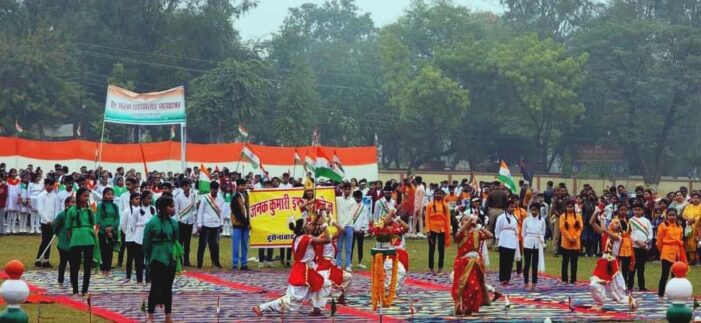 महापुरुषों के कुर्बानियां से आजाद हो सका देश महापुरुषों के कुर्बानियां से आजाद हो सका देश