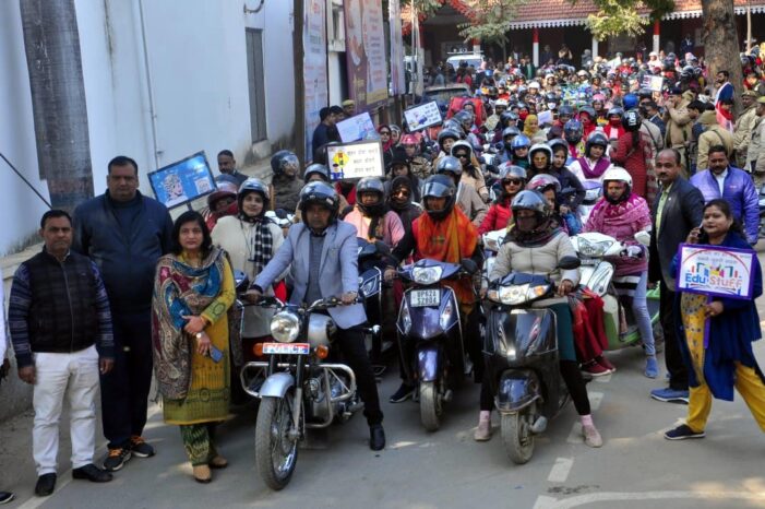 सड़क सुरक्षा के लिए महिलाओं ने निकाली स्कूटी रैली