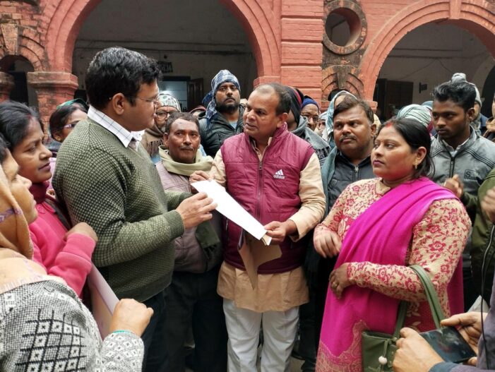 शिक्षामित्रों ने जुलूस निकाल कर किया प्रदर्शन शिक्षामित्रों ने जुलूस निकाल कर किया प्रदर्शन