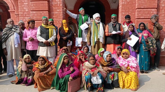 आवास काटे जाने के विरोध में किया पंचायत आवास काटे जाने के विरोध में किया पंचायत