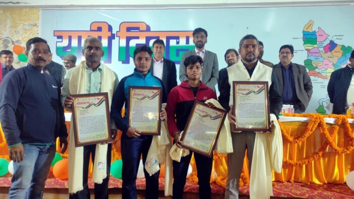 खिलाड़ियों के साथ ही निर्णायकों को पुरस्कृत किया