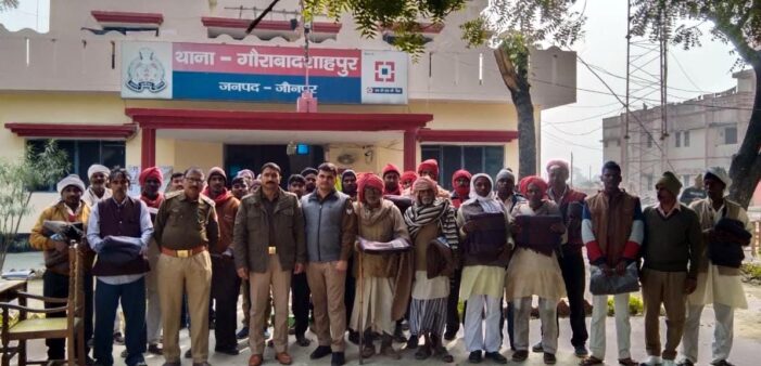 कंबल पाकर चैकीदारों के खिले चेहरे
