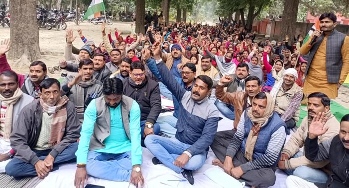 रोजी-रोटी की खातिर शिक्षामित्रों ने किया प्रदर्शन रोजी-रोटी की खातिर शिक्षामित्रों ने किया प्रदर्शन