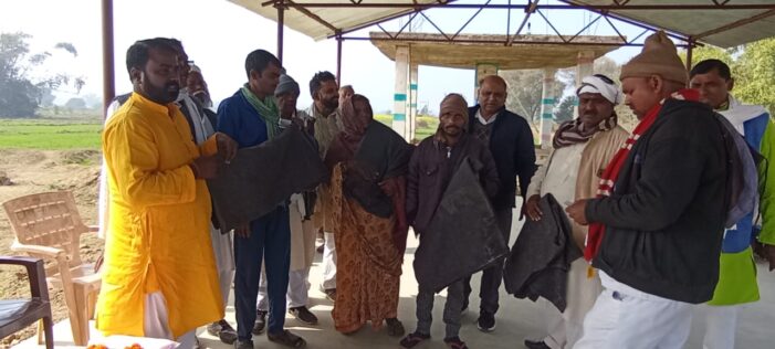बघोर के निराश्रित महिलाओं व बुजुर्गों में कंबल वितरित