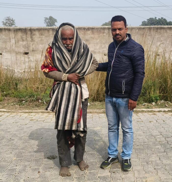 ठंड से कांप रहे भूखे प्यासे बृद्ध को आश्रम संचालक आलोक राय ने आश्रम में दिया स्थान