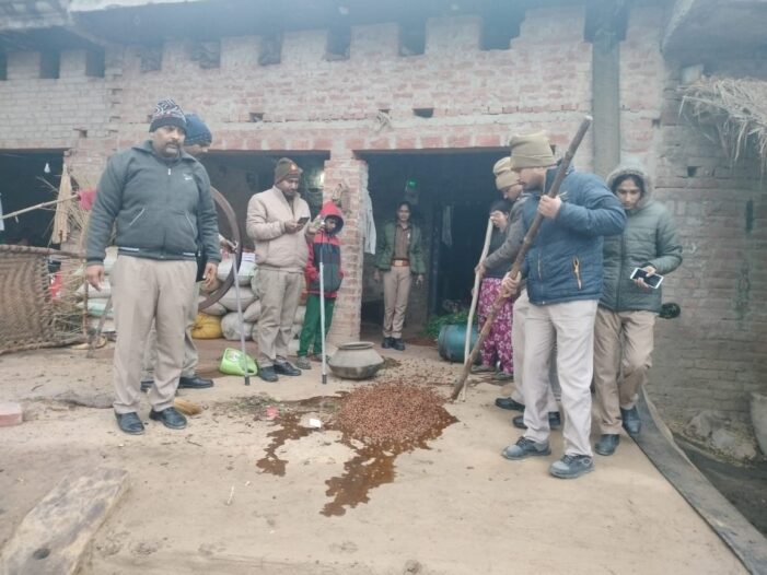 आबकारी टीम मय थाना पुलिस जनपद के विभिन्न संदिग्ध गांवों मेंं की छापेमारी