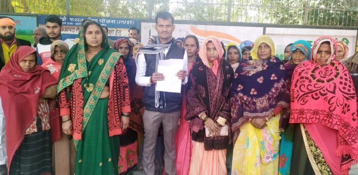 प्रधान के समर्थन में ग्रामीणों ने किया प्रदर्शन