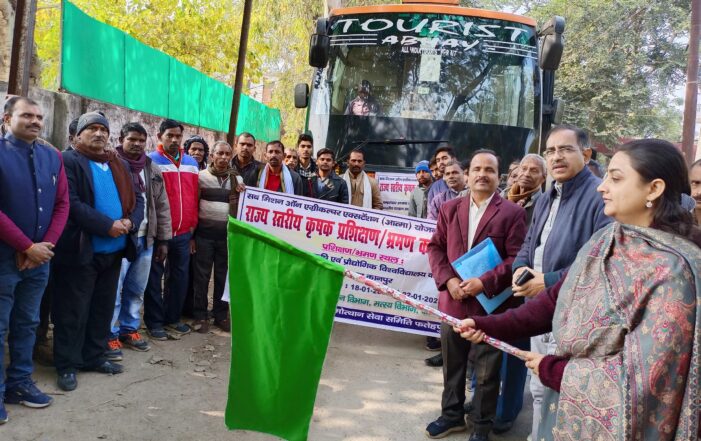 किसानों के दल को डीएम ने झंडी दिखा किया रवाना