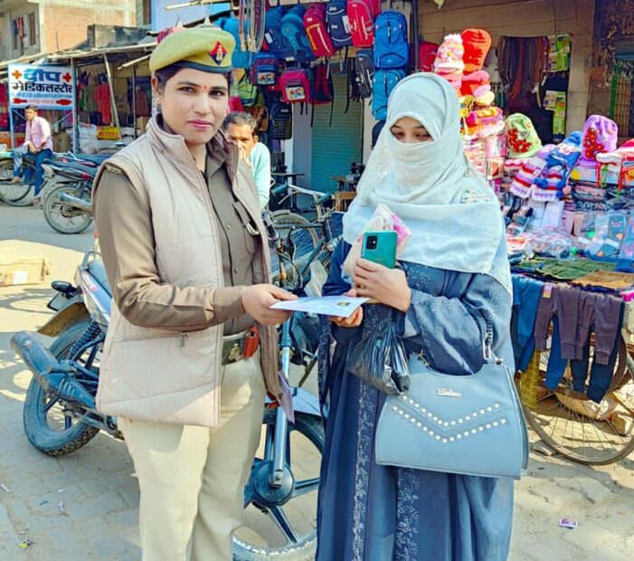 एंटी रोमियो टीम ने महिलाओं व बालिकाओं को किया जागरूक एंटी रोमियो टीम ने महिलाओं व बालिकाओं को किया जागरूक