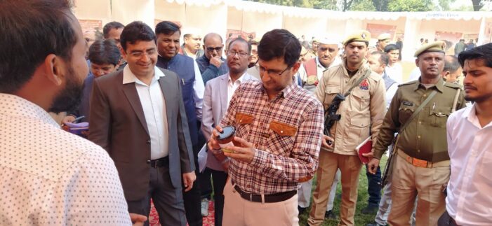 मण्डलायुक्त ने उत्तर प्रदेश दिवस के अवसर पर आयोजित तीन दिवसीय कार्यक्रम का दीप प्रज्जवलन कर किया शुभारम्भ मण्डलायुक्त ने उत्तर प्रदेश दिवस के अवसर पर आयोजित तीन दिवसीय कार्यक्रम का दीप प्रज्जवलन कर किया शुभारम्भ